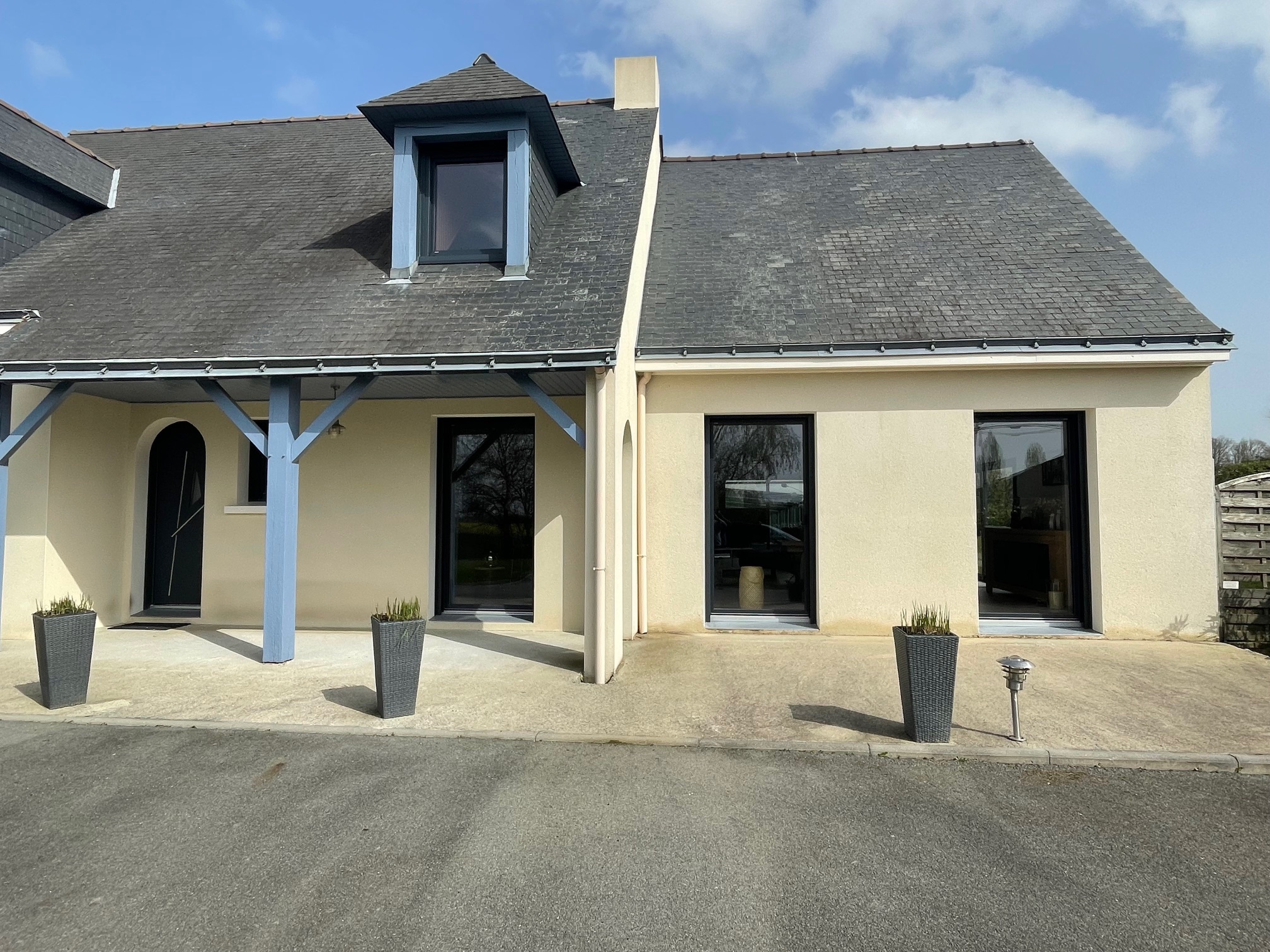 Pose de fenêtres et porte d’entrée en aluminium noir sur une maison individuelle en Loire-Atlantique, par Bonno Ouvertures.