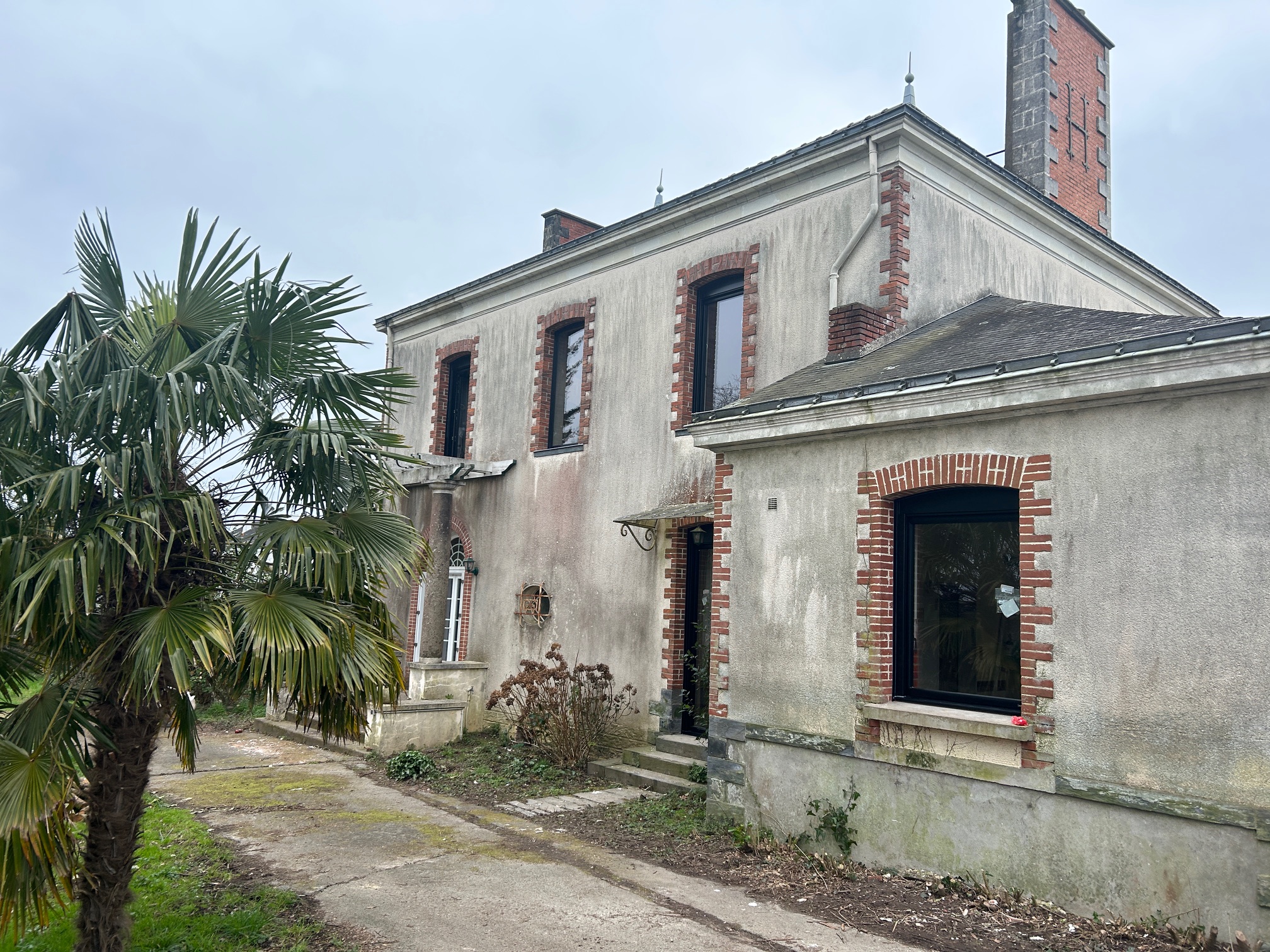 Remplacement de fenêtres sur mesure en aluminium noir sur une maison ancienne en Loire-Atlantique, par Bonno Ouvertures.