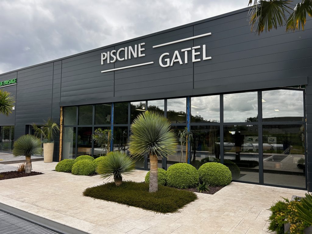 Pose de fenêtres aluminium sur mesure par Bonno Ouvertures à Carquefou, pour un bâtiment professionnel.