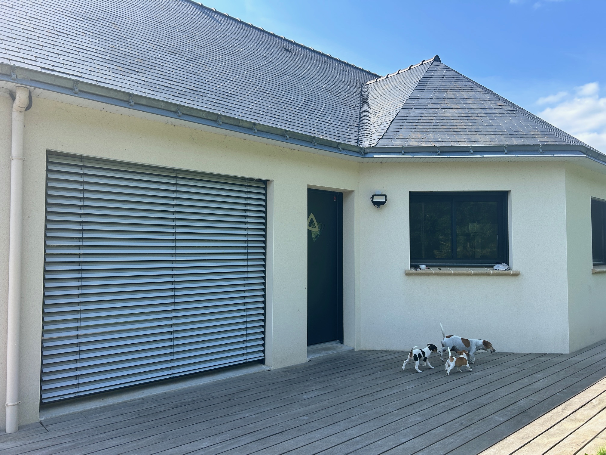 Volet à lames orientables en aluminium posé sur une baie vitrée, par Bonno Ouvertures en Loire-Atlantique.