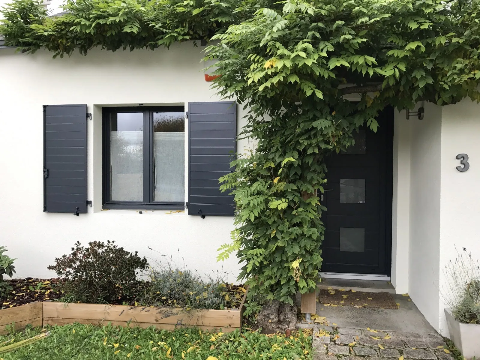 Volets battants en aluminium noir installés sur une maison à Carquefou